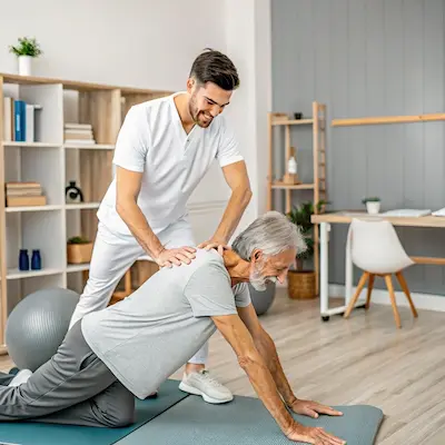 Imagen de profesional ejerciendo fisioterapia geriátrica con un paciente en la clínica de fisioterapia en badajoz